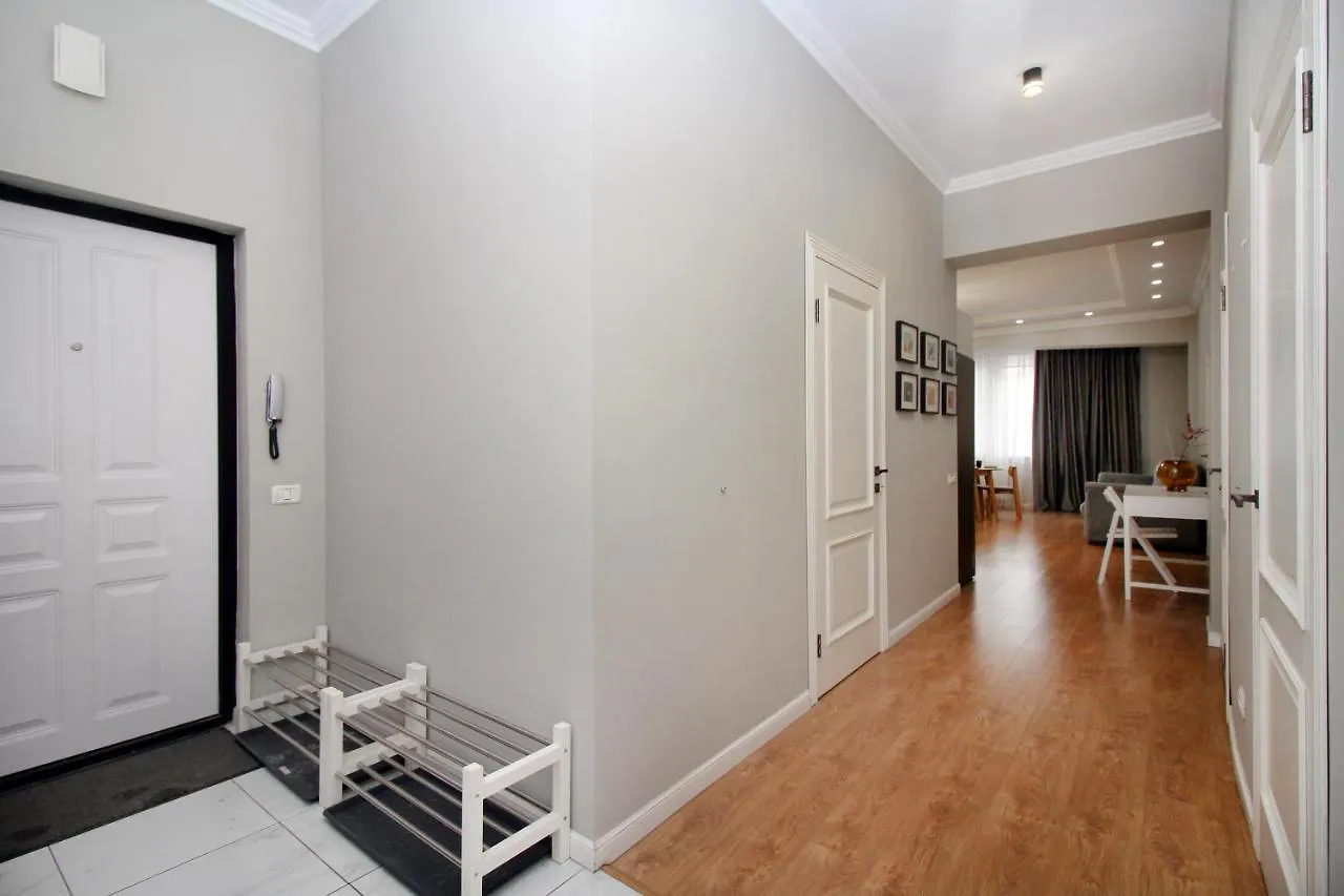 Perfect Spacious Apartment 356 Almaty 0*,
